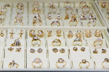 Bir kuyumcunun vitrinindeki altın aksesuarlar.