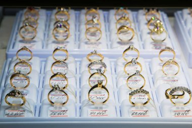 Bir kuyumcunun vitrinindeki altın aksesuarlar.