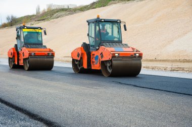 Yol silindirleri yeni yol inşaatında çalışıyor.