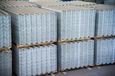 Asbest çatı. Asbest beton çatı çarşafları, kıvrımlı paneller, istiflenmiş.