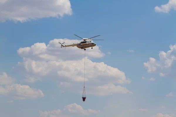 Brandbekämpningshelikopter Med Brandhink Flyger Mot Klarblå Himmel — Stockfoto