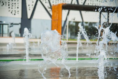 Bir yaz günü şehirde modern bir çeşmesi olan bir park