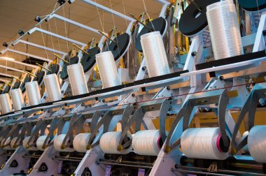 Endüstriyel kumaş üretim hattı. Bir tekstil fabrikasında dokuma tezgahı