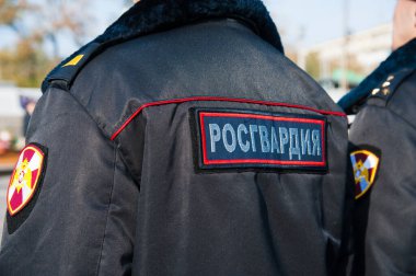 Üniformalı Rus polis memurları. Rusça metin: 