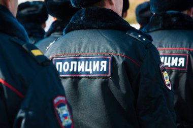 Üniformalı Rus polis memurları. Rusça metin: 