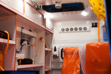 Tıbbi ekipmanlarla birlikte bir ambulans arabasının içinde. İlaç ve sağlık hizmetleri