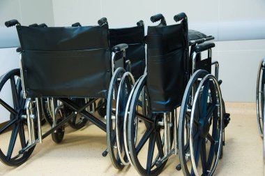 Boş standart tekerlekli sandalye hastaneye park edilmiş.