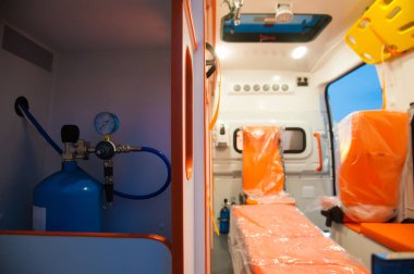 Tıbbi ekipmanlarla birlikte bir ambulans arabasının içinde. İlaç ve sağlık hizmetleri