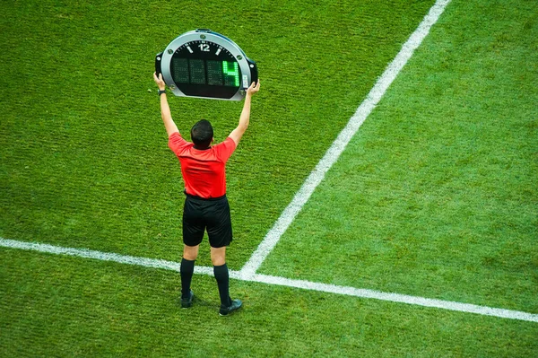 Teknik hakem, futbol maçında 3 dakika fazladan zaman gösteriyor.