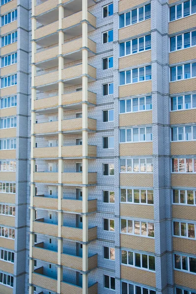 Nuevo Edificio Apartamentos Contra Cielo Azul Del Verano —  Fotos de Stock