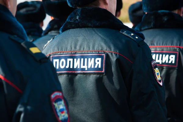 Russische Polizisten in Uniform. Text auf Russisch: "Polizei" — Stockbild Russische Polizisten Uniform Text Auf Russisch Polizei — Stockfoto