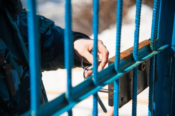 Polis memurları hapishane koridorundaki kapıyı kilitler.