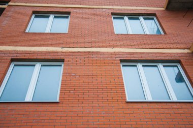 İnşaat halindeki yeni bir evin ön cephesinde modern konut penceresi