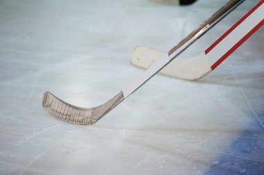 Buz pateni pistinde Hokey Sopası ve Puck