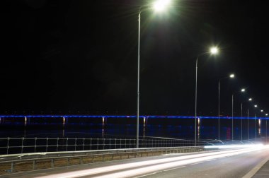 Yollar aydınlık ve trafik ışıkları. Ulaşım arkaplanı