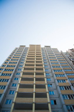 Mavi gökyüzüne karşı yepyeni bir apartman.