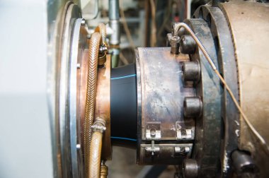 Fabrikada plastik su boruları üretimi. Makine üzerinde plastik borular yapma süreci