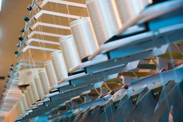 Linha Produção Tecido Industrial Tecelagem Teares Uma Fábrica Têxteis — Fotografia de Stock