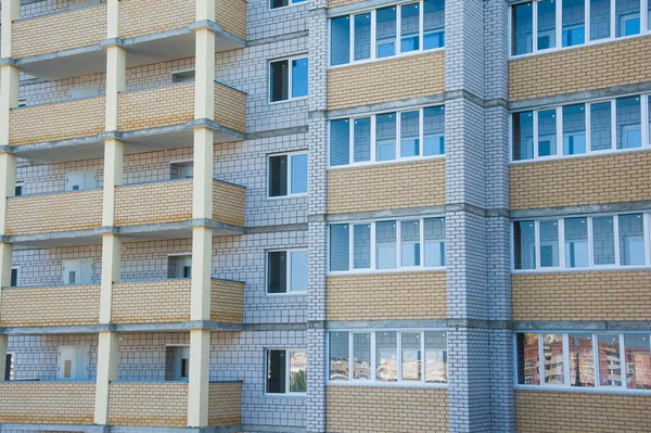 Helt Lägenhet Byggnad Mot Den Blå Sommarhimlen — Stockfoto