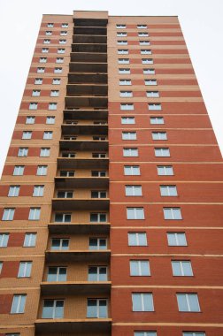 Gri sonbahar gökyüzüne karşı yepyeni bir apartman.
