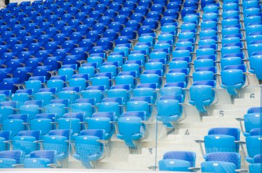 Stadyumdaki taraftarlar tribünü. Stadyumda boş mavi koltuklar