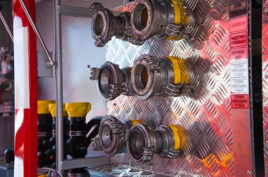 İtfaiye arabasının hortumlarını sarmışlar. İtfaiye ekipmanı.