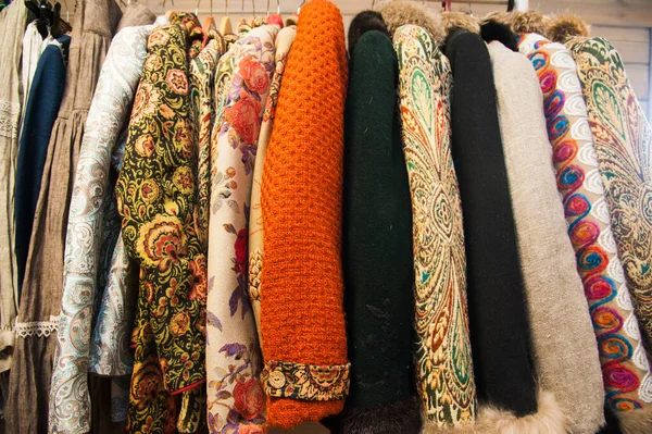 Dikiş Makinesi Moda Mankeni Kumaş Yeni Kadın Kıyafetleri Koleksiyonu Olan — Stok fotoğraf