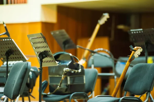 Het Podium Klaar Voor Het Orkest Muziekinstrumenten Score Microfoons — Stockfoto
