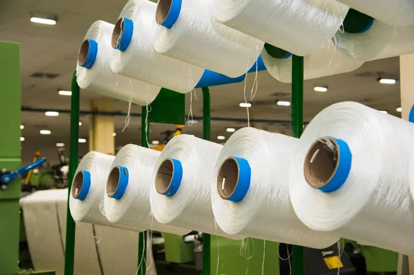 Endüstriyel kumaş üretim hattı. Bir tekstil fabrikasında dokuma tezgahı
