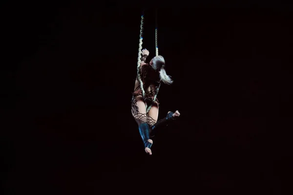 Acróbata Aire Circo Una Chica Joven Realiza Los Elementos Acrobáticos — Foto de Stock