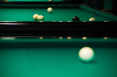 Yeşil kumaş üzerinde bilardo oyunu. Bilardo beyaz bilardo topları. Kapatın.