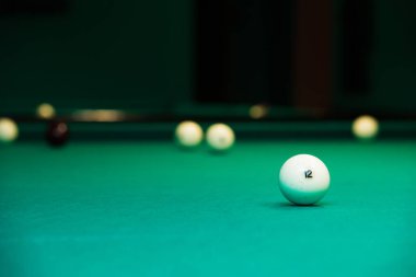 Yeşil kumaş üzerinde bilardo oyunu. Bilardo beyaz bilardo topları. Kapatın.