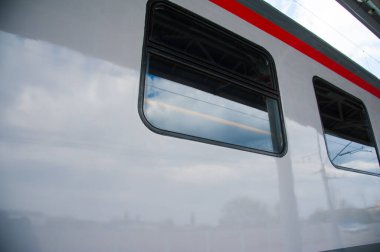 Modern tren istasyonunda kırmızı tren