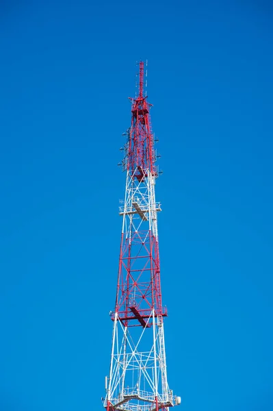 Doğayla Içe Radyo Kulesi Mavi Gökyüzü Arka Planında Antenleri Olan — Stok fotoğraf