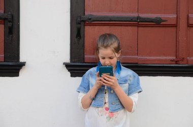 Şehirde, çocuklar için teknoloji akıllı telefon dokunmak güzel okul çağındaki kız