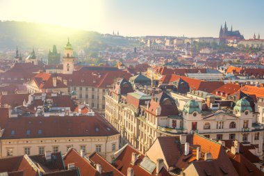 Kırmızı çatılar ile Prag şehrinin panoramik havadan görünümü