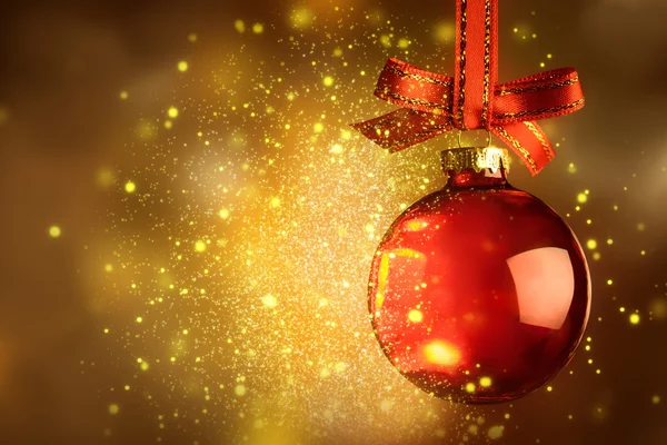 Natal bauble vermelho com brilho sobre glitter mágico backg brilhante — Fotografia de Stock