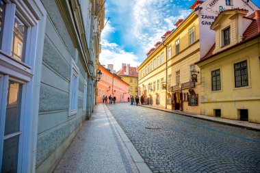 Prag ünlü bira restoranı ile eski sokak