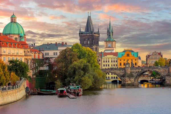 Monumentos famosos de Praga - torres y puente al atardecer — Foto de Stock