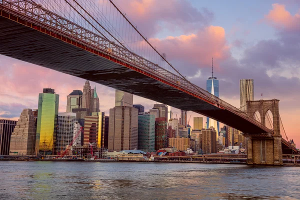Východ slunce barvy Brooklyn Bridge a na Manhattanu v New York City — Stock fotografie