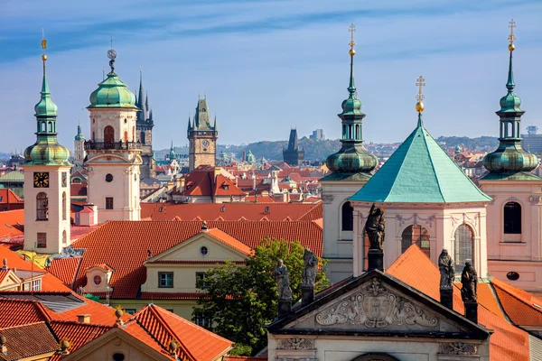 Widok z lotu ptaka miasta Praga z czerwonymi dachami w słoneczny dzień, Europa — Zdjęcie stockowe