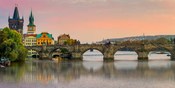 Prague, Çek Cumhuriyeti, Avrupa'nın Charles Köprüsü Panoraması — Stok fotoğraf