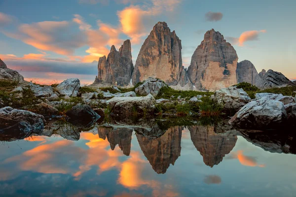 Tre Cime di Lavaredo w piękny wschód słońca, Włochy, Europa — Zdjęcie stockowe