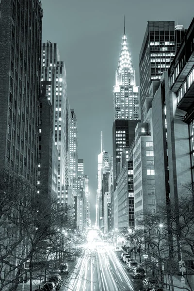 New York City bij nacht-42nd Street met verkeer, black en wh — Stockfoto