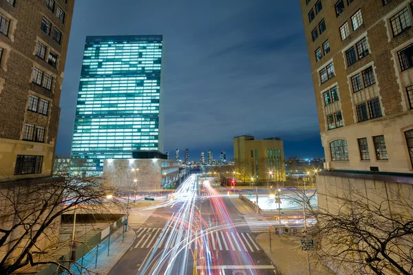 Traffic in the big city - crossroad and cars, long exposure — Stockfoto