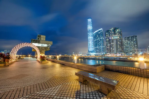 Νυχτερινή άποψη του Χονγκ Κονγκ φωτισμού, τερματικός σταθμός των φέρι observatio — Φωτογραφία Αρχείου