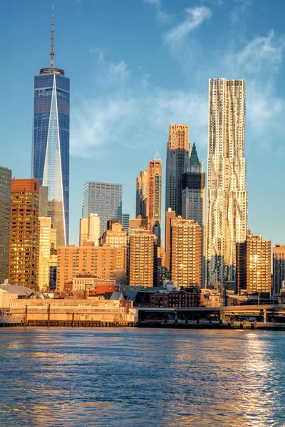 Edifícios de escritórios em Manhattan a partir de rio, Nova York, EUA — Fotografia de Stock