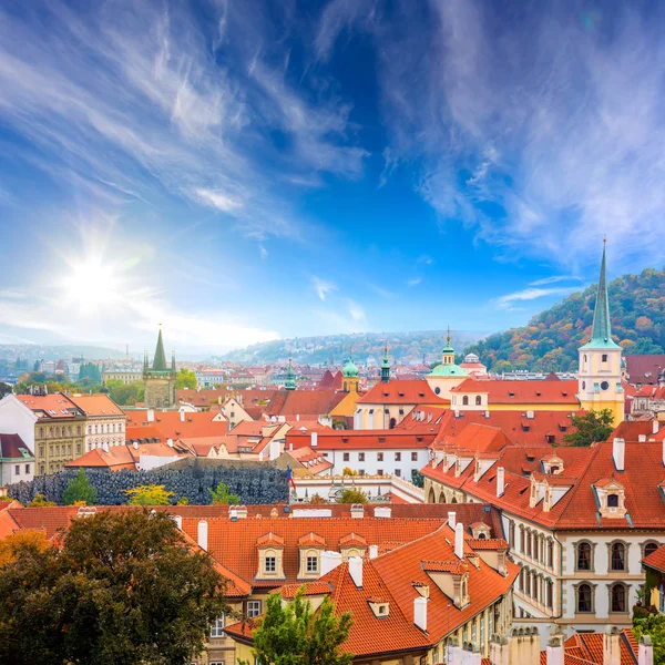 Techos de baldosas antiguas en el centro de la ciudad, Praga, Europa — Foto de Stock