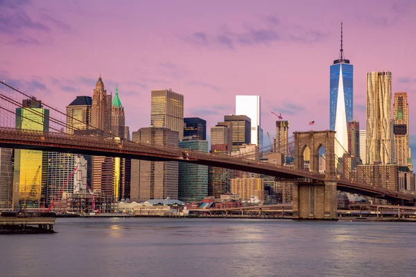 Kleuren van de zonsopgang van de Brooklyn Bridge en Manhattan, New York City, — Stockfoto