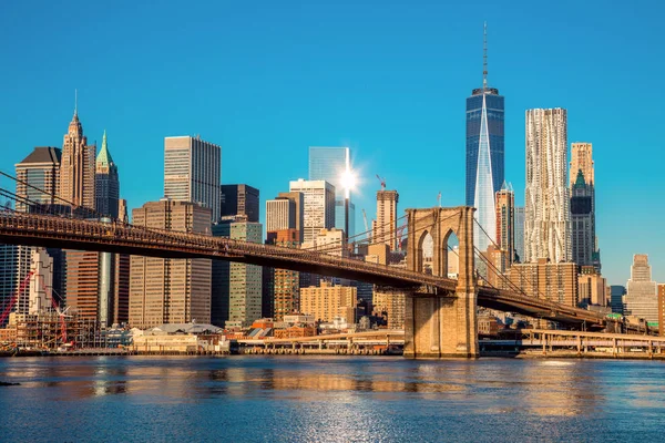Διάσημο στον ορίζοντα της πόλης Νέα Υόρκη νωρίς το πρωί φως — Φωτογραφία Αρχείου